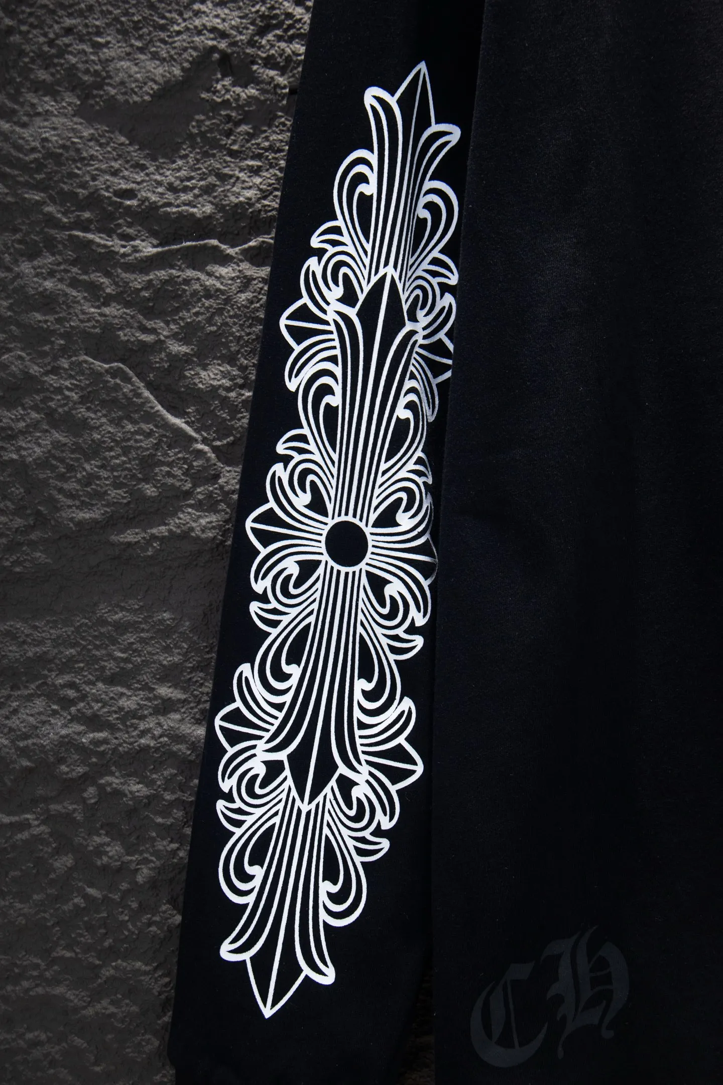 P220 🆕 Chrome hearts limited edition 300g. It is different from the low weight in the market. The os version is really charming. Chrome hearts are really unique. Each season's new version is the best. It is very practical and can be worn casually. Nice✔️ - ⚠️100% cotton. Made of 26-count double yarn and 300-gram pure cotton fabric. Made from imported knitting needle carded cotton, the thickness is moderate, drapey and contoured, making the upper body comfortable! ! It is very tolerant to fat body types and can instantly lose five pounds after wearing it!  The front cuffs and back chest are made of direct-injection printing environmentally friendly glue material, using a mechanized printing process. Mechanical printing has high precision, the positioning accuracy can reach ±0.02mm, and the quality is stable.  The neck strap is made of pure cotton and is cut from one piece. It has no color difference and will not deform. The body of the garment is treated with printing elements on both sides, which greatly increases the interest of the clothing; it has a unique visual effect. The special washing effect creates a unique distressed effect. In the past two years, the oversize version has become the focus of the trend and has been a popular staple in the past two years. The change of designers has made this brand an instant hit. The progress of the times also requires the blood impact of fresh elements and trendy designs to continue the glory! It’s stylish both inside and outside, a must-have for high street travel! An absolute "eye-catching style" that can match couples 💏 Color: Black White Size: S M L XL